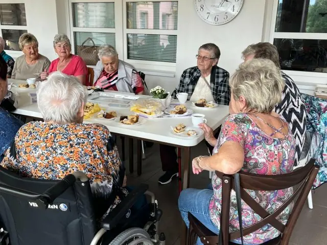 Seniorky z OKD Hlučín přišly navštívit své přátelé a známé do našeho domova. Budou nás navštěvovat pravidelně.  - 0 - PHOTO-2024-06-05-14-37-21.jpg