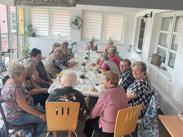 Seniorky z OKD Hlučín přišly navštívit své přátelé a známé do našeho domova. Budou nás navštěvovat pravidelně.  - 4 - PHOTO-2024-06-05-14-37-21 2.jpg